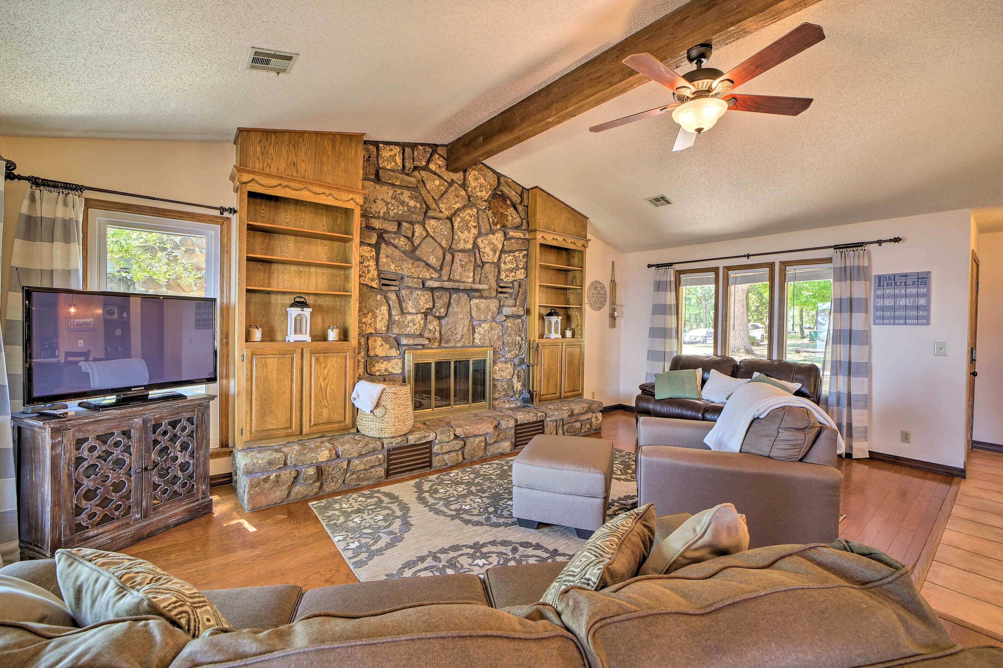 TV, fireplace