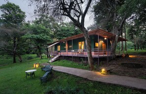 Barraca luxo (Full Board) | Cofres nos quartos, escrivaninha, Wi-Fi de cortesia, roupa de cama