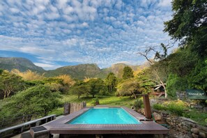 Piscina externa, guarda-sóis, espreguiçadeiras