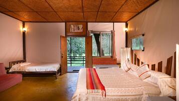 Deluxe tent (Full Board) | Een kluis op de kamer, een bureau, gratis wifi, beddengoed