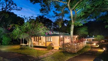 Standaard tweepersoonskamer (Full Board) | Een kluis op de kamer, een bureau, gratis wifi, beddengoed