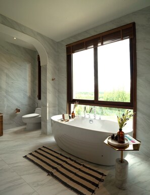 Perlengkapan mandi gratis, pengering rambut, jubah mandi, dan sandal