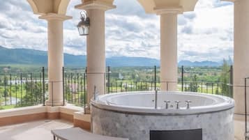 Jacuzzi Suites | Terraza o patio