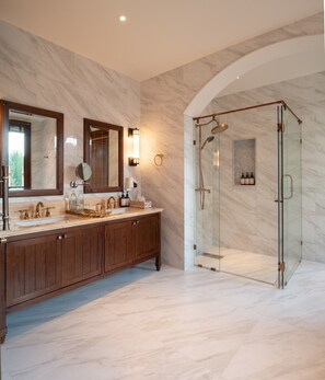 Corner Suites | Bathroom | Free toiletries, hair dryer, bathrobes, slippers - Toscana Valley Castello Della Valle (Pak Chong)