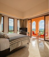 Corner Suites | Minibar med vissa gratis produkter och värdeförvaringsskåp på rummet