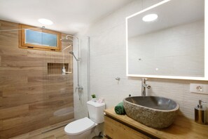 Banheira, secador de cabelo, toalhas de banho 