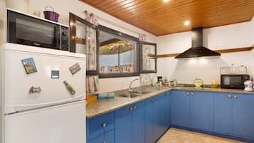 Kylskåp, mikrovågsugn, ugn och spishäll