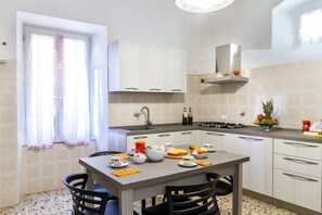 Frigorifero, forno, piano cottura, lavastoviglie