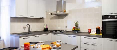 Frigorifero, forno, piano cottura, lavastoviglie