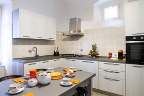 Jääkaappi, uuni, liesi, astianpesukone