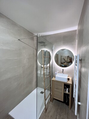 Shower - Superbe Appartement en Résidence Avec Piscine et Tennis (Cassis)