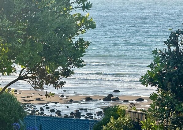 Beach nearby - Charming Beach Bach with Ocean Views (Oakura)