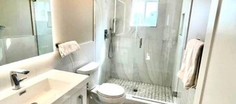 4 bedroom house with pool and backyard on bayside.