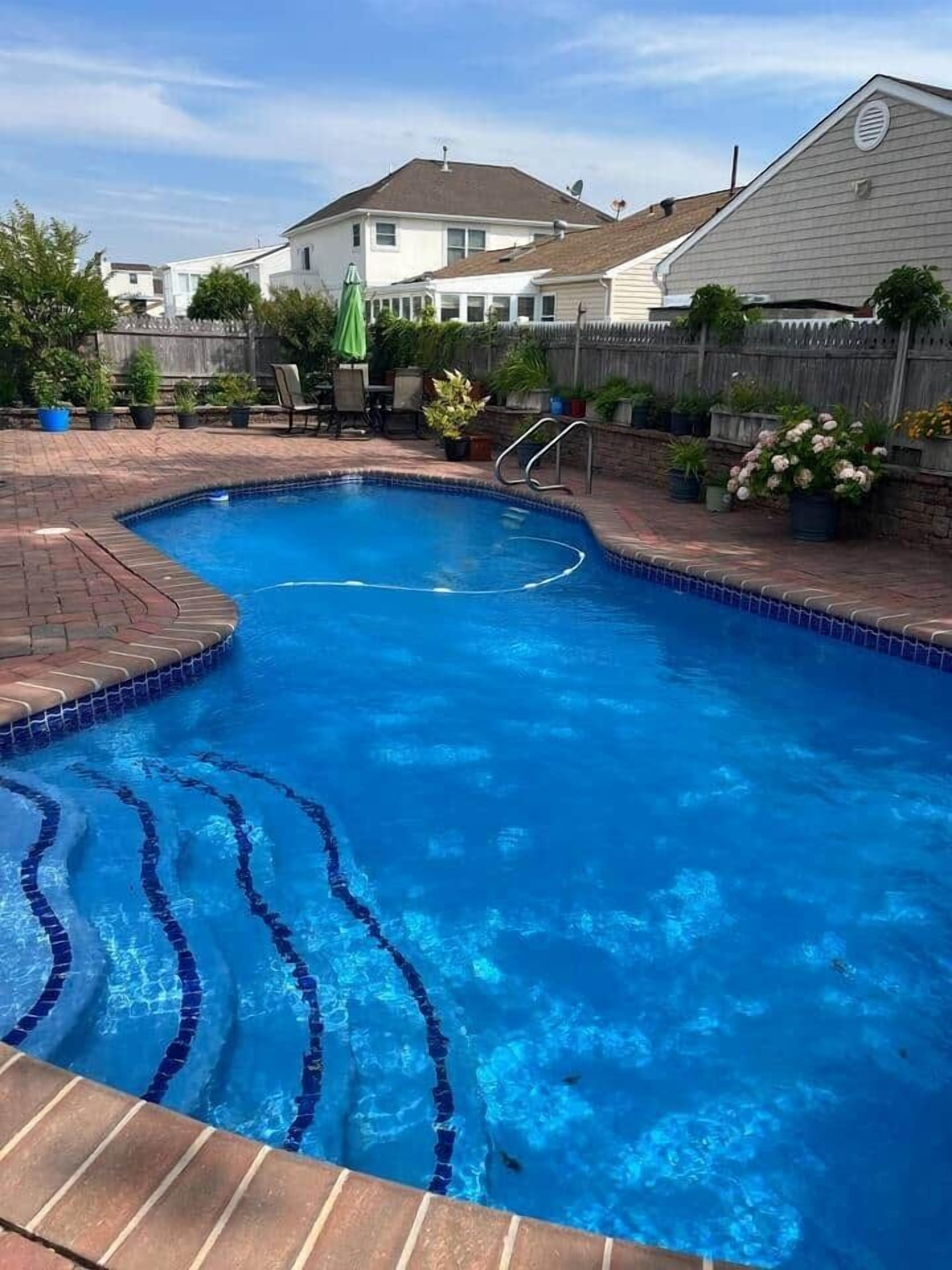 Una piscina al aire libre, una piscina climatizada