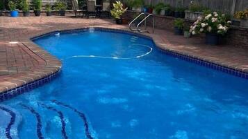 Una piscina al aire libre, una piscina climatizada