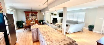 4 bedroom house with pool and backyard on bayside.