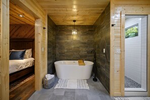 3 bedrooms, iron/ironing board, free WiFi, bed sheets - Hideaway ~ riverfront with pool, game room, hot tub and kayaks that sleeps 10 (Broken Bow)