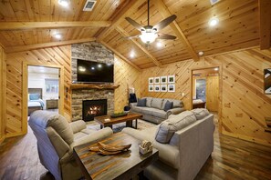 Smart TV, fireplace, video games - Hideaway ~ riverfront with pool, game room, hot tub and kayaks that sleeps 10 (Broken Bow)