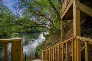 Property grounds - Hideaway ~ riverfront with pool, game room, hot tub and kayaks that sleeps 10 (Broken Bow)