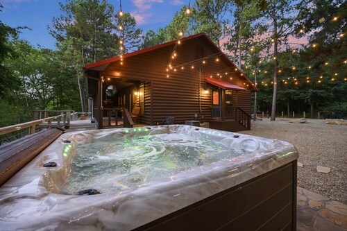 Hideaway ~ riverfront with pool, game room, hot tub and kayaks that sleeps 10