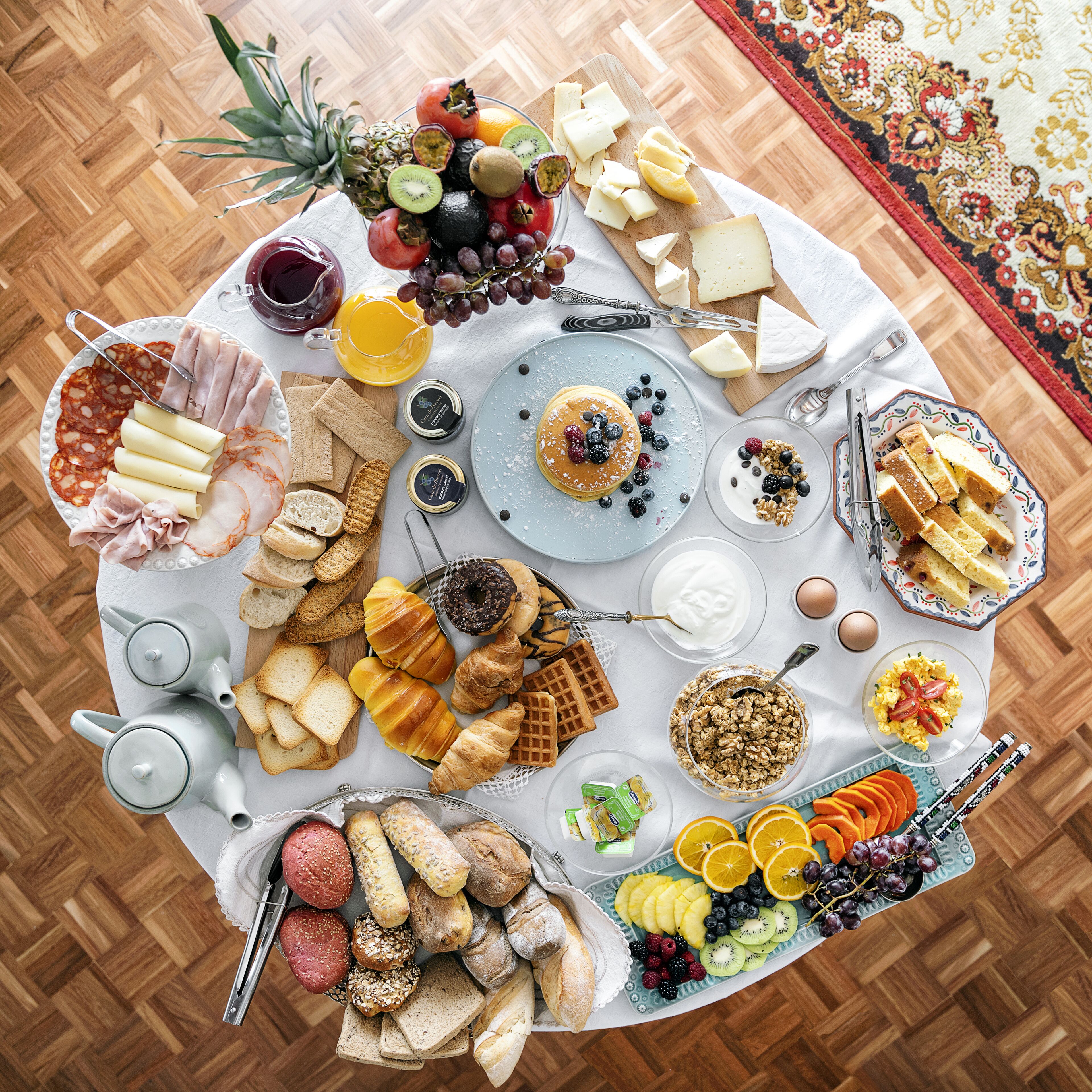 Un bufé de desayuno con una variedad de alimentos y bebidas.