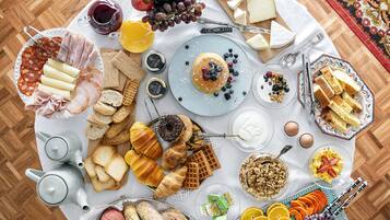 Un bufé de desayuno con una variedad de alimentos y bebidas.