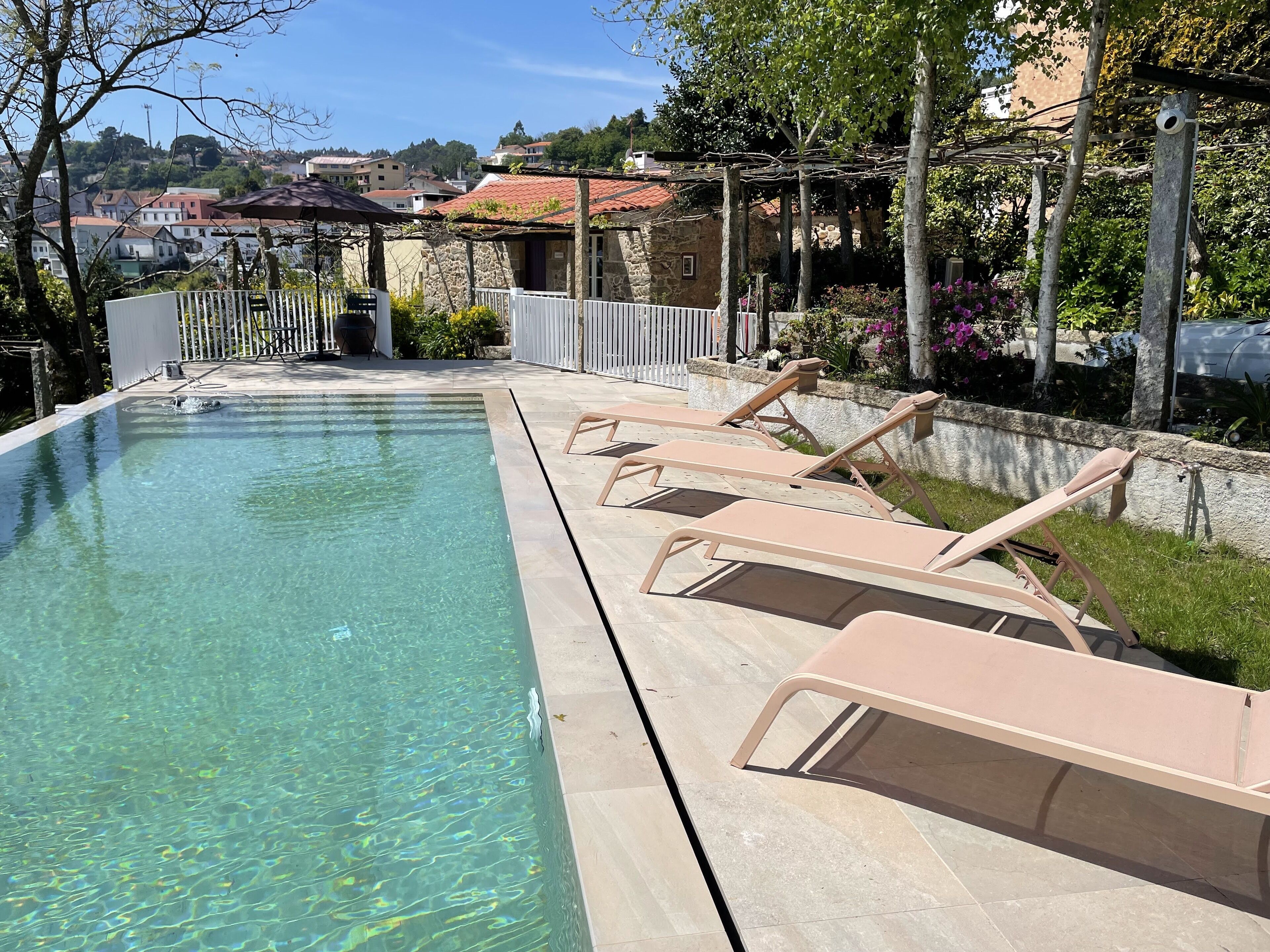 Piscina externa sazonal, funciona das 10h às 19h, guarda-sóis