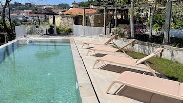 Piscina externa sazonal, funciona das 10h às 19h, guarda-sóis