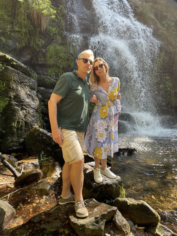A couple standing on rocks near a waterfall. - Santiago Family House Luxury Guest House (Sever do Vouga)