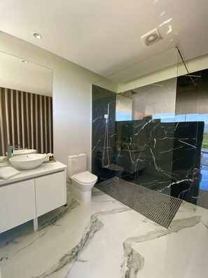 Shower, shampoo