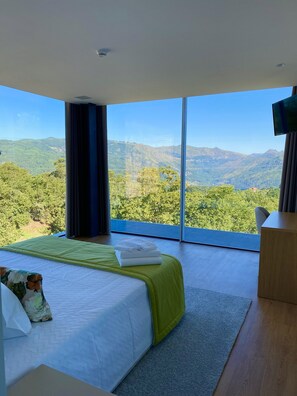 2 bedrooms, desk, travel cot, WiFi - Glass house overlooking Gerês (Braga)