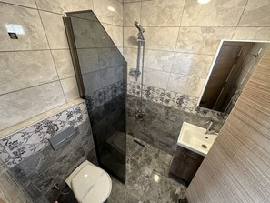 スタンダード ルーム | バスルーム | ヘアドライヤー、スリッパ、タオル、石鹸