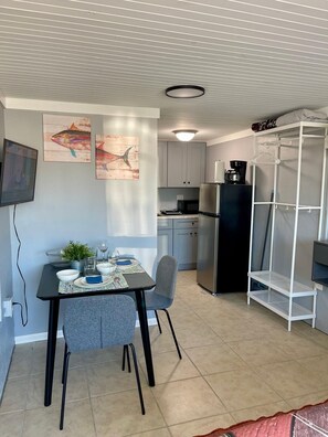 Fridge, microwave, coffee/tea maker, electric kettle - Studio Snapper Room in Matlacha/Fisherman's Paradise (Matlacha)