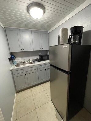 Fridge, microwave, coffee/tea maker, electric kettle - Studio Snapper Room in Matlacha/Fisherman's Paradise (Matlacha)