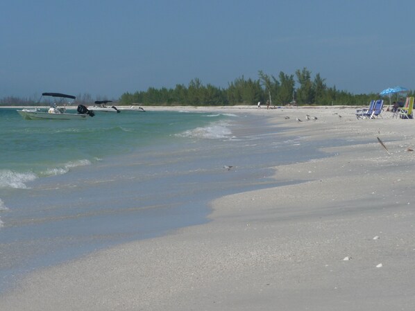 Sun loungers, beach towels - Studio Snapper Room in Matlacha/Fisherman's Paradise (Matlacha)
