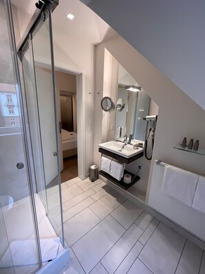 Habitación doble económica | Baño | Amenidades de baño de diseñador, secadora de cabello, toallas, jabón 