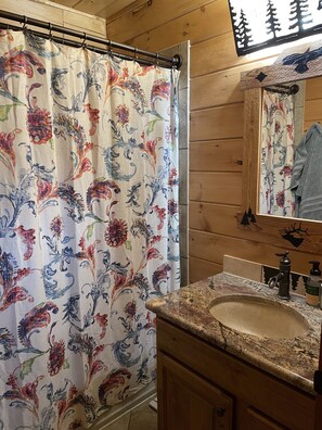 Kombination af bruser/badekar, hårtørrer, håndklæder, Sæbe