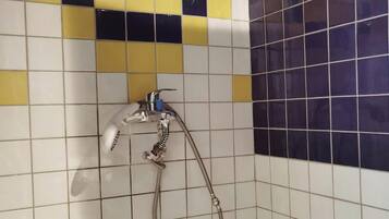 Douche, sèche-cheveux, papier toilette