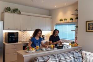 Fridge, oven, dishwasher, coffee/tea maker - Thalias Quarters - Kalamata Mediterranean Suites & Villas (Kalamata)