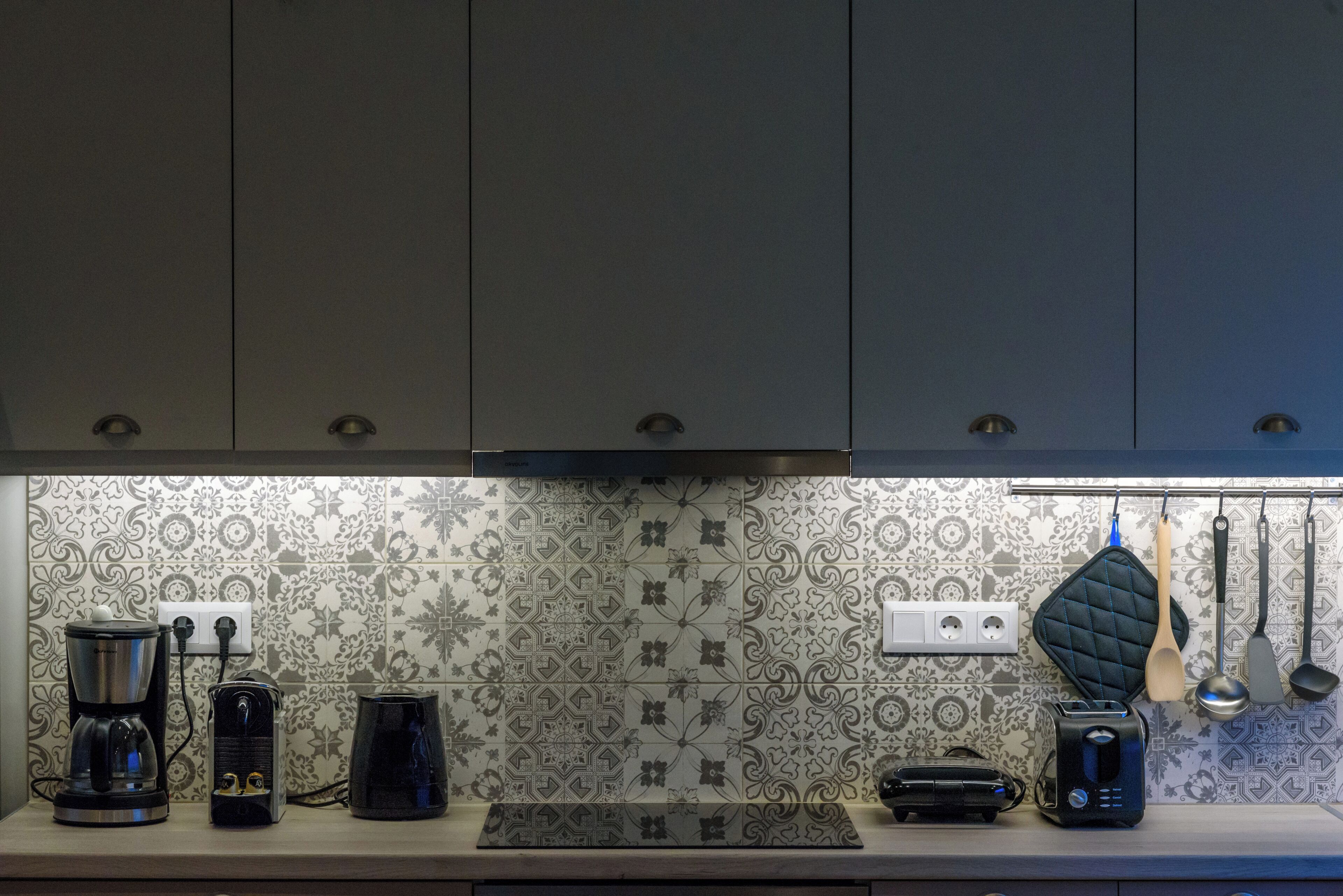 Réfrigérateur, un four, lave-vaisselle, cafetière-théière