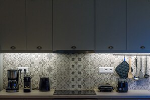 Refrigerador, horno, lavavajillas y cafetera y tetera 