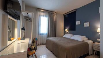 3 bedrooms, desk, iron/ironing board, travel cot