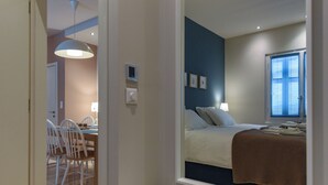 4 soverom, skrivebord, strykejern/-brett og reiseseng for barn