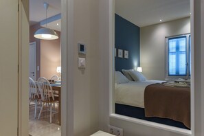Un dormitorio con cama, ventana y vista al exterior.