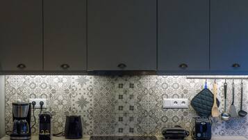 Coffee/tea maker, fridge, oven, dishwasher