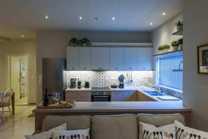 Kühlschrank, Ofen, Geschirrspüler, Wasserkocher mit Kaffee-/Teezubehör