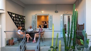 A terrace with a table and chairs, a staircase, and cacti. - Thalias Quarters - Kalamata Mediterranean Suites & Villas (Kalamata)