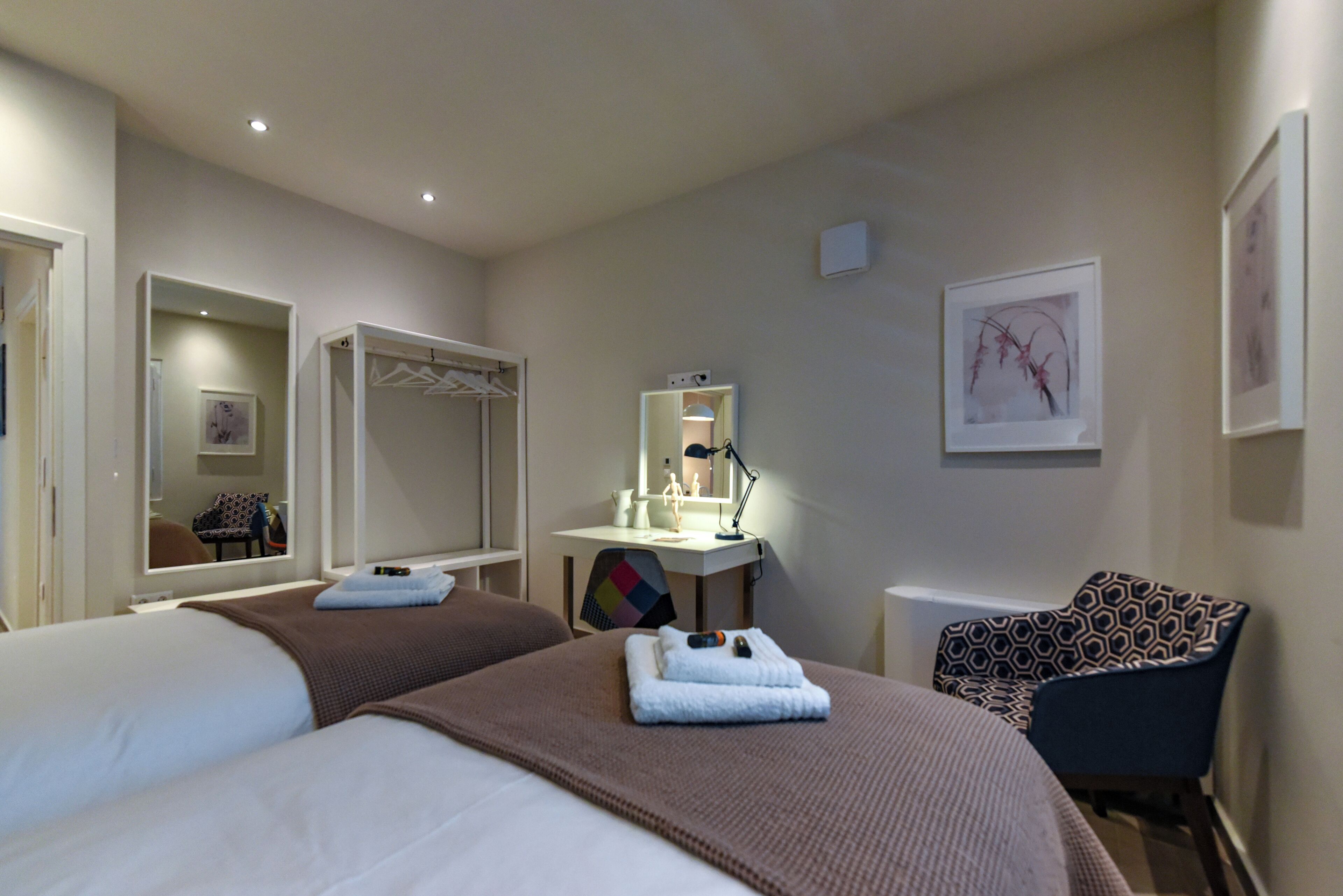 3 chambres, bureau, fer et planche à repasser, lit de bébé portatif