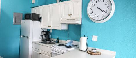 Kühlschrank, Mikrowelle, Wasserkocher mit Kaffee-/Teezubehör