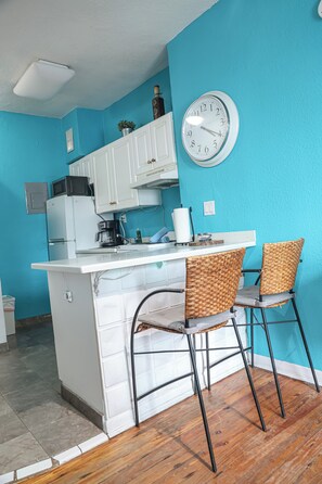 Kjøleskap, mikrobølgeovn, kaffetrakter/tekoker og vannkoker